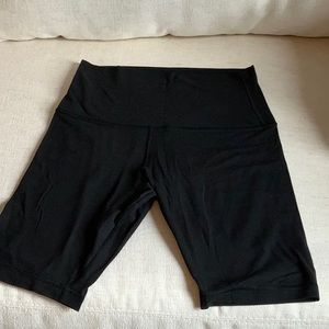 Lululemon size 8 align 6 inch short